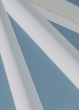 detalje bilde av hvite søyler på en høy bygning